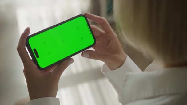 Svep Iväg Med Två Fingrar Grön Skärm Smartphone Över Axeln — Stockvideo