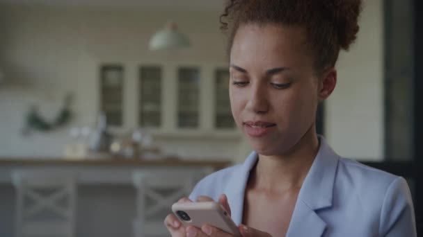 女性がオンラインで閲覧 ビジネス女性がスマートフォンを使用して アフリカ系アメリカ人女性の顔の表情オンラインショッピングを閉じる — ストック動画