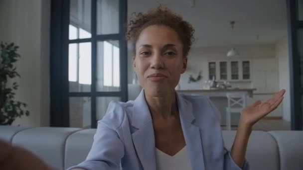 Geschäftsfrau Spricht Über Video Anruf Webkamera Anzeigen Pov — Stockvideo