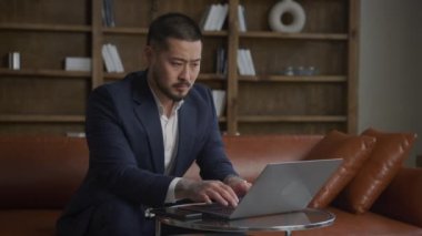 Stresli İşadamı Sağlıksız Hissediyor, Ofiste Baskıyla Yüzleşen Adam