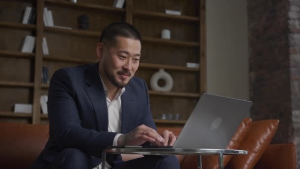 Empresário Comemorando Conquista Homem Lendo Boas Notícias Empreendedor Emocional Asiático — Vídeo de Stock