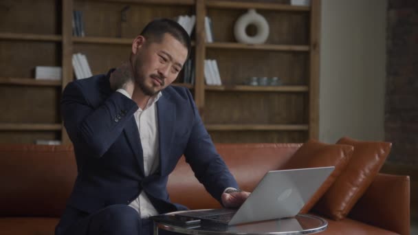Boyun Geren Şadamı Ofiste Sırt Ağrısı Sorunları Olan Adam — Stok video