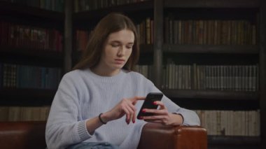 Beyaz Dişi Tarayıcı Çevrimiçi Akıllı Telefonu İçerde Kullanıyor