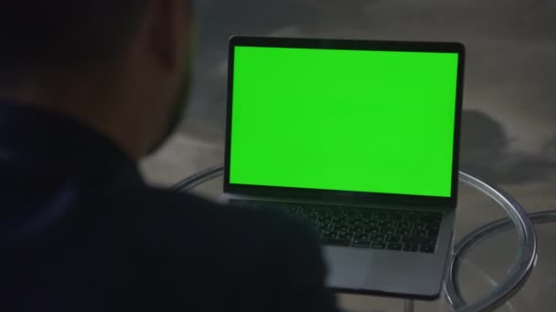 Sobre Vista Ombro Portátil Verde Tela Computador Chave Chroma — Vídeo de Stock