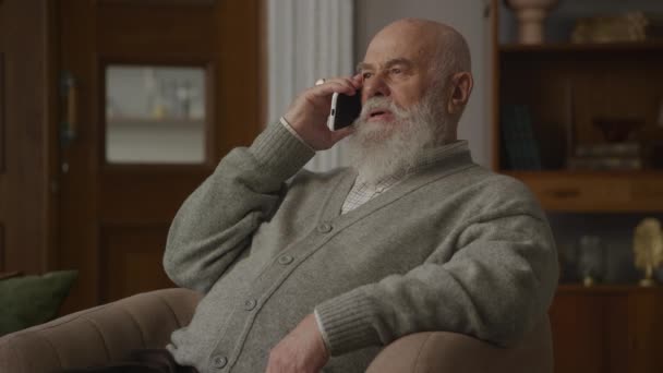 Conversazione Telefonica Uomo Anziano Poltrona Nonno Che Parla Utilizzando Smartphone — Video Stock