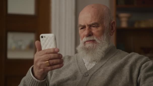 Przemyślany Starszy Mężczyzna Korzystający Smartfona Close Zamyślony Starszy Mężczyzna Przeglądający — Wideo stockowe