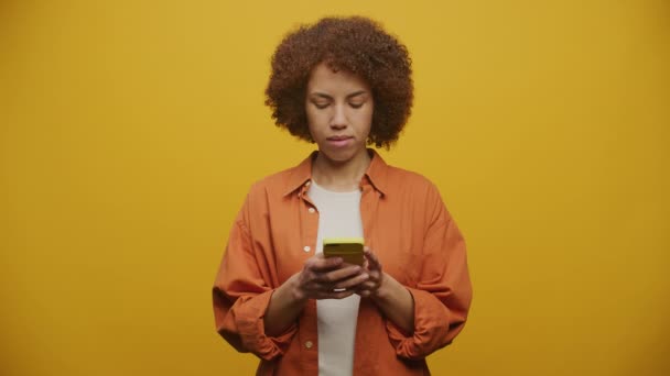 Vrouwelijke Sms Smartphone Aspiraties Gele Achtergrond Vrouw Typt Een Bericht — Stockvideo