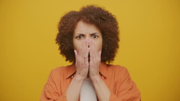 Mujer Shock Amarillo Mujer Grito Emoción Negativa Cámara Lenta — Vídeo de stock