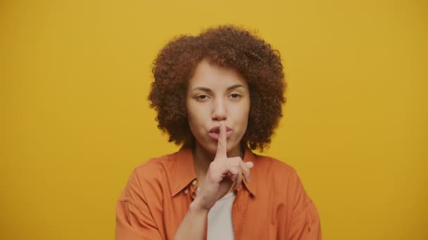 Kobieta Mówi Shhh Gesture Yellow Backgorund Kobieta Pokazuje Silence Sign — Wideo stockowe