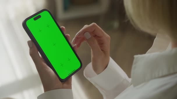 Yeşil Ekran Akıllı Telefonundaki Hareketi Omuz Görünümü Üzerine Kaydır — Stok video