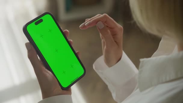 Жінка Відкрити Область Сповіщень Натисніть Зелений Екран Смартфона — стокове відео