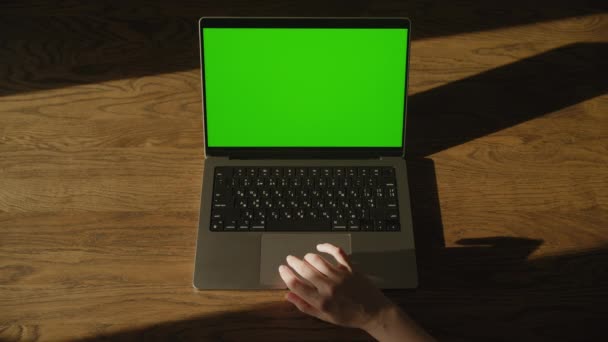 Weibliche Handscroll Auf Grünem Bildschirm Laptop Browsen Auf Chroma Schlüsselcomputer — Stockvideo