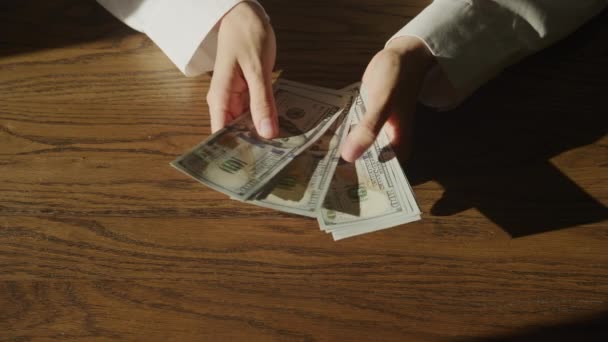 Top View Woman Hands 100 Dolarlık Banknotları Yavaş Çekimde Sayıyor — Stok video