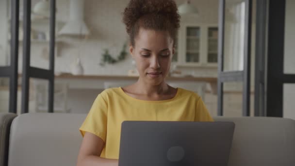 Женщина Печатающая Ноутбуке Улыбкой Женщина Работающая Компьютере Помещении Позитивном Настроении — стоковое видео