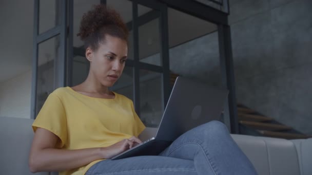Mulher Cabeça Assente Acordo Enquanto Trabalhava Laptop Fêmea Está Focada — Vídeo de Stock