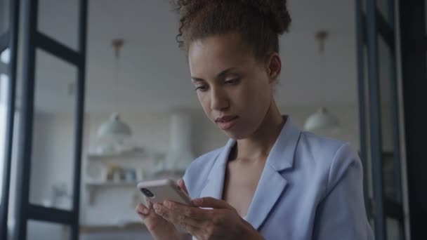 スマートフォンを使う女性 ビジネス女性オンライン閲覧とスマイル光学ズーム — ストック動画