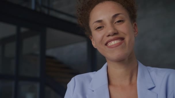Smiling Businesswoman 초상화 동작으로 카메라를 사업가 — 비디오