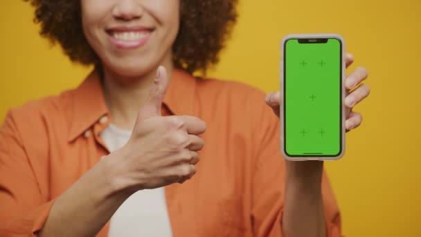 Kvinna Håller Chroma Key Smartphone Som Gesture Gul Bakgrund Kvinna — Stockvideo