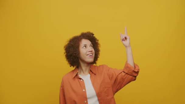 Weiblicher Zeigefinger Nach Oben Geste Auf Gelbem Hintergrund Frau Zeigt — Stockvideo