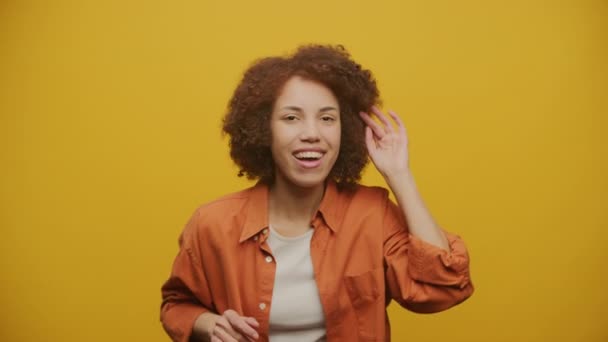 Frau Feiert Errungenschaftstanz Auf Gelbem Hintergrund Positive Weibliche Lustige Bewegungen — Stockvideo