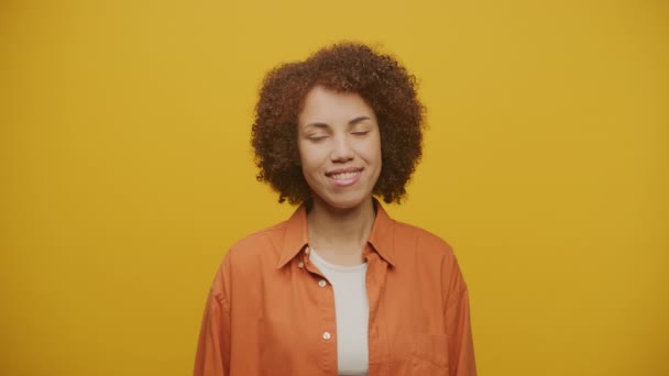 Glimlachende Vrouw Portret Gele Achtergrond Fps Slow Motion — Stockvideo