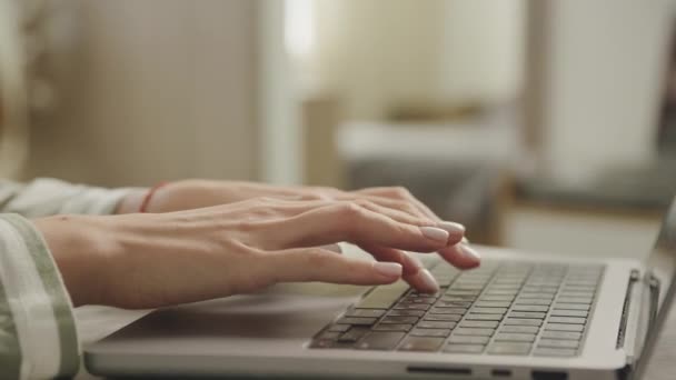 笔记本电脑键盘上的女性手工操作编码 计算机室内女性打字的轨道操作 — 图库视频影像
