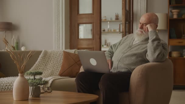 Laptop Çalışan Dalgın Kıdemli Adam Bilgisayarda Gezen Büyükbaba — Stok video