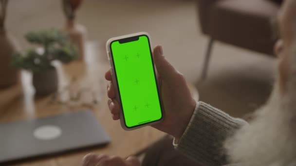 Senior Single Tap Lower Third Green Screen Smartphone Elderly Man — Stok Video