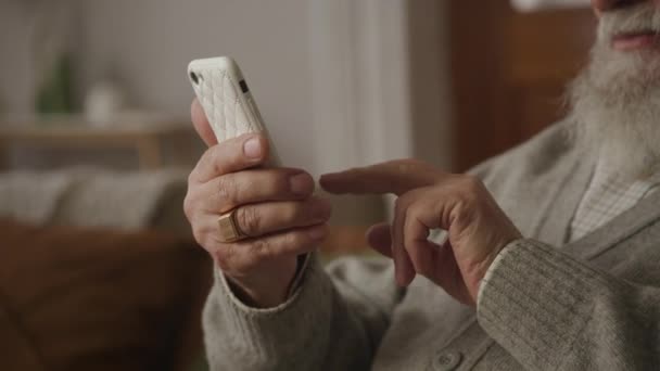 Ηλικιωμένος Άνθρωπος Χέρια Γραπτών Μηνυμάτων Στο Smartphone Extreme Κοντινό Πλάνο — Αρχείο Βίντεο