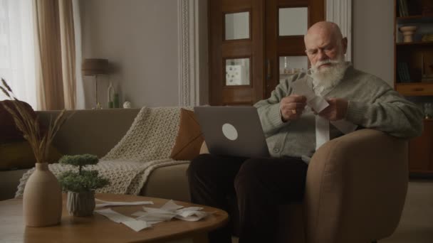 Faturalara Bakarken Mali Sıkıntı Çeken Büyükbaba Masrafları Yöneten Yaşlı Adam — Stok video