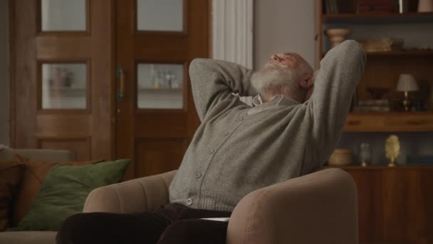 Senior Man Relaks Fotelu Przemyślany Dziadek Stretching — Wideo stockowe