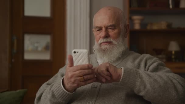 Tänksam Farfar Läsa Dåliga Nyheter Smartphone Närbild Senior Man Bläddrar — Stockvideo