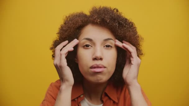Pov Femme Regardant Miroir Sur Fond Jaune Femme Vérifiant Son — Video