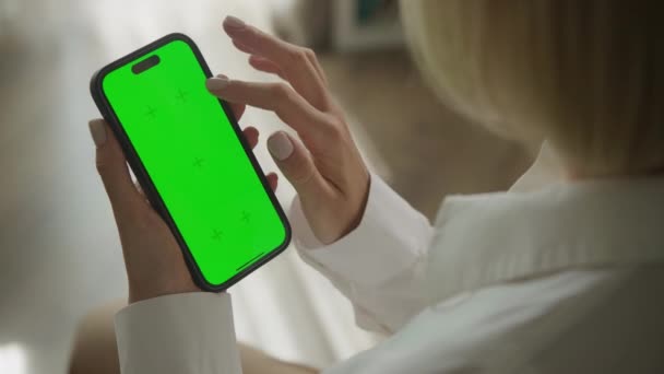 在Chroma键智能手机上浏览 女性使用绿色屏幕智能手机 — 图库视频影像