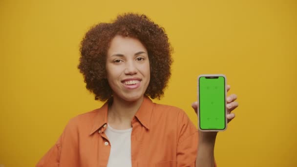 Kvinna Visar Chroma Key Smartphone Gul Bakgrund Kvinna Håller Grön — Stockvideo