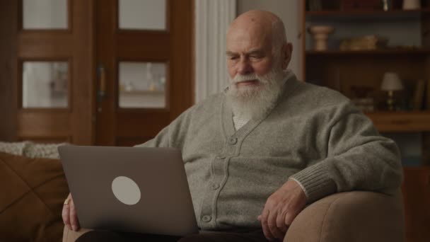 Morfar Visar Som Gesture Och Tittar Kameran Lägenhet Senior Man — Stockvideo
