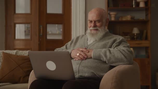 Довольный Пожилой Человек Читает Ноутбуке Счастливый Пожилой Человек Помощью Компьютера — стоковое видео