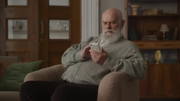 Senior Man Using Smartphone Grandfather Browsing Online Apartment — Stock Video