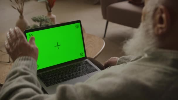 用绿色屏幕笔记本电脑在60 Fps慢动作视频通话中问候老年人 — 图库视频影像