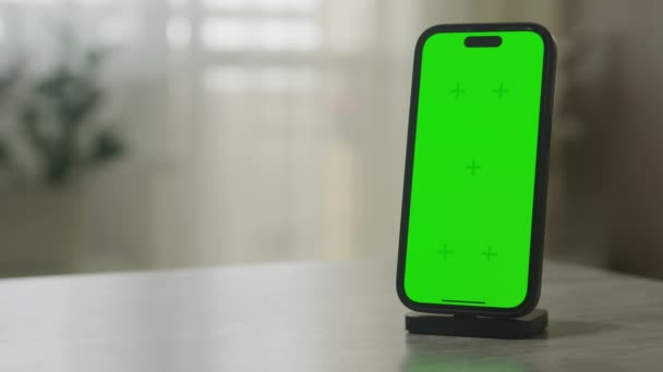 コピースペースでクロマキースマートフォン明らかに 緑の画面のスマートフォンの周りを周回 — ストック動画
