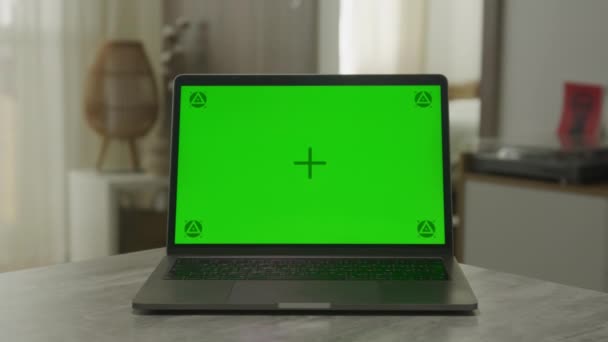 マーカーと緑の画面のラップトップの周りにピボッティング屋内 クロマキーコンピュータ明らかに — ストック動画