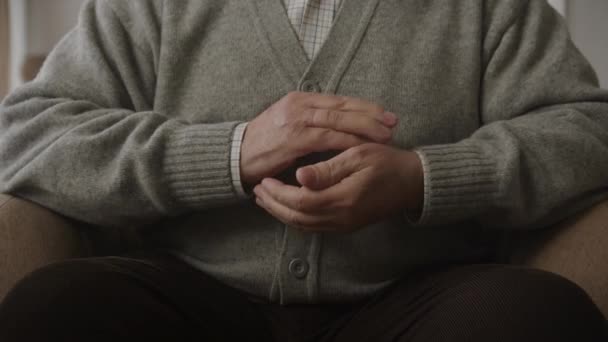 Руки Пожилого Человека Скрещены Закрытом Помещении — стоковое видео