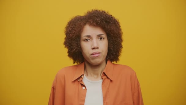 Sarı Arkaplanda Sorgudaki Kadın Hareketi Omuz Omuzlu Kadın — Stok video