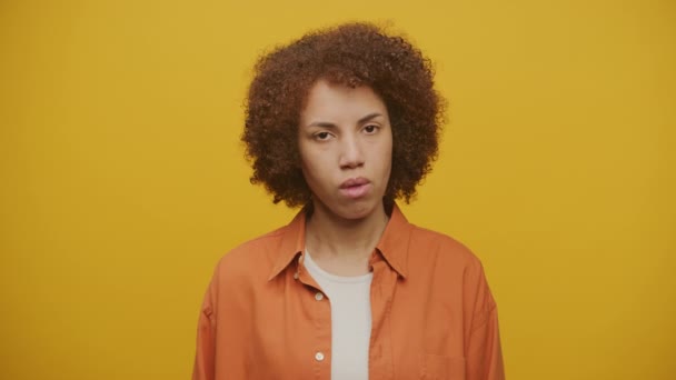 Mujer Estresada Sin Expresión Facial Sobre Fondo Amarillo Mujer Retrato — Vídeos de Stock