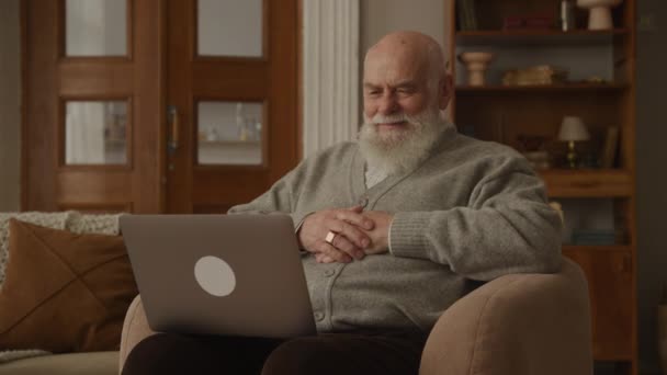 Großvater Lacht Mit Laptop Hause Senior Lächelt Sessel — Stockvideo