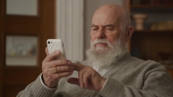 Großvater Tippt Und Liest Auf Smartphone Älterer Mann Nutzt Smartphone — Stockvideo