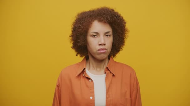 Ontevreden Vrouw Zoek Naar Camera Gele Achtergrond Pensive Woman Draaien — Stockvideo