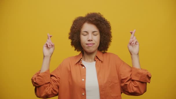 Жіноче Бажання Жовтому Жіночі Пальці Схрещені Повільному Русі — стокове відео