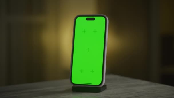 运动室内的Chroma键智能手机 环绕绿色屏幕的轨道垂直智能电话 — 图库视频影像