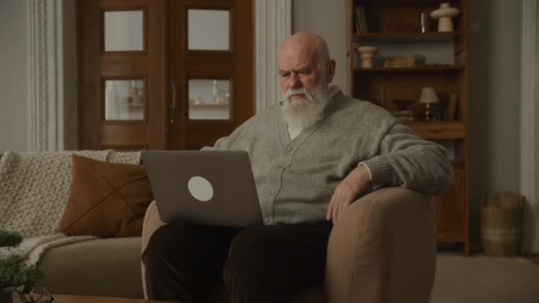 Älterer Mann Schwierigkeiten Opa Liest Schlechte Nachrichten Auf Laptop Wohnung — Stockvideo